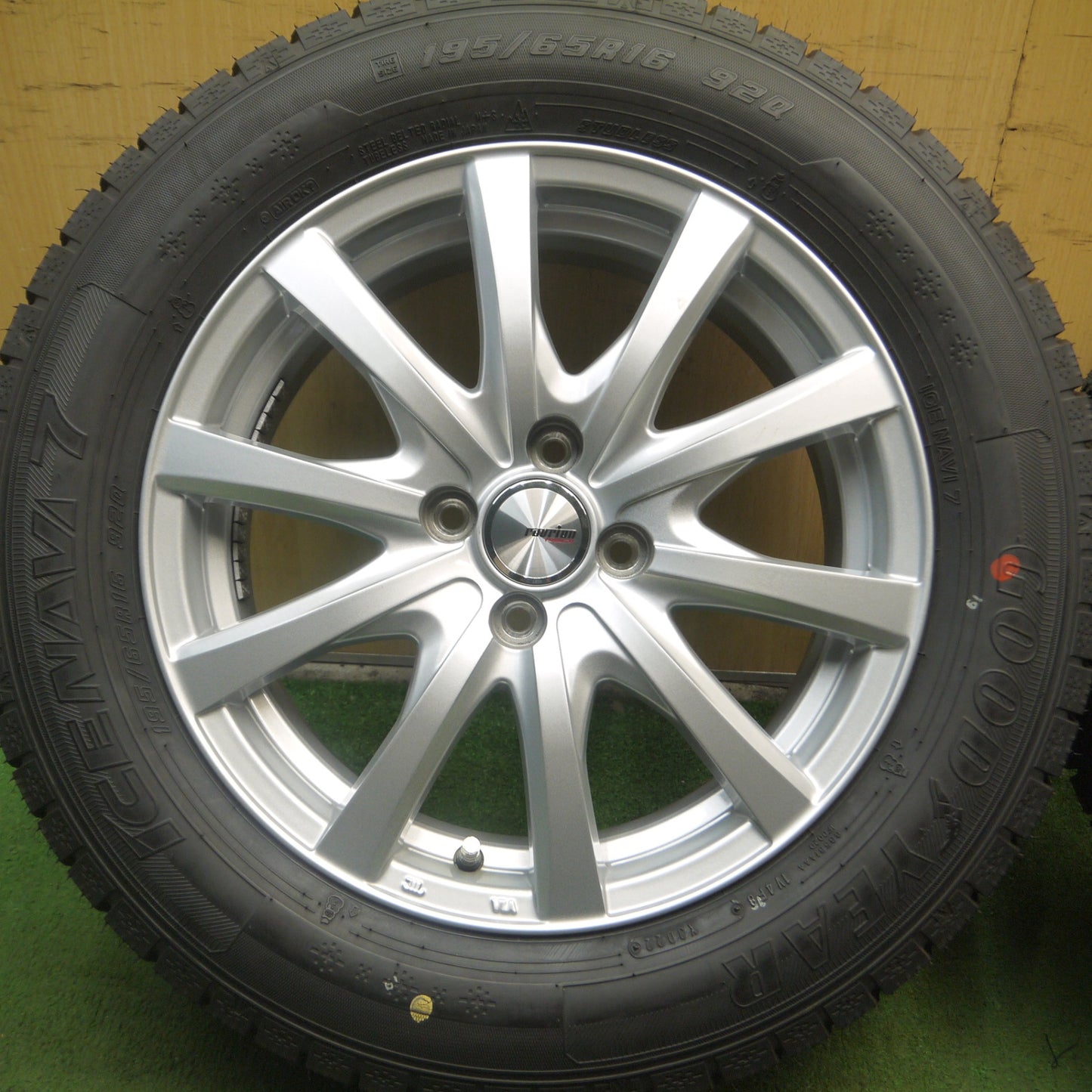 *送料無料* バリ溝！22年！綺麗！ほぼ10分★スタッドレス 195/65R16 グッドイヤー アイスナビ7 ravrion RS01 ラブリオン 16インチ PCD100/4H★4043005Hス