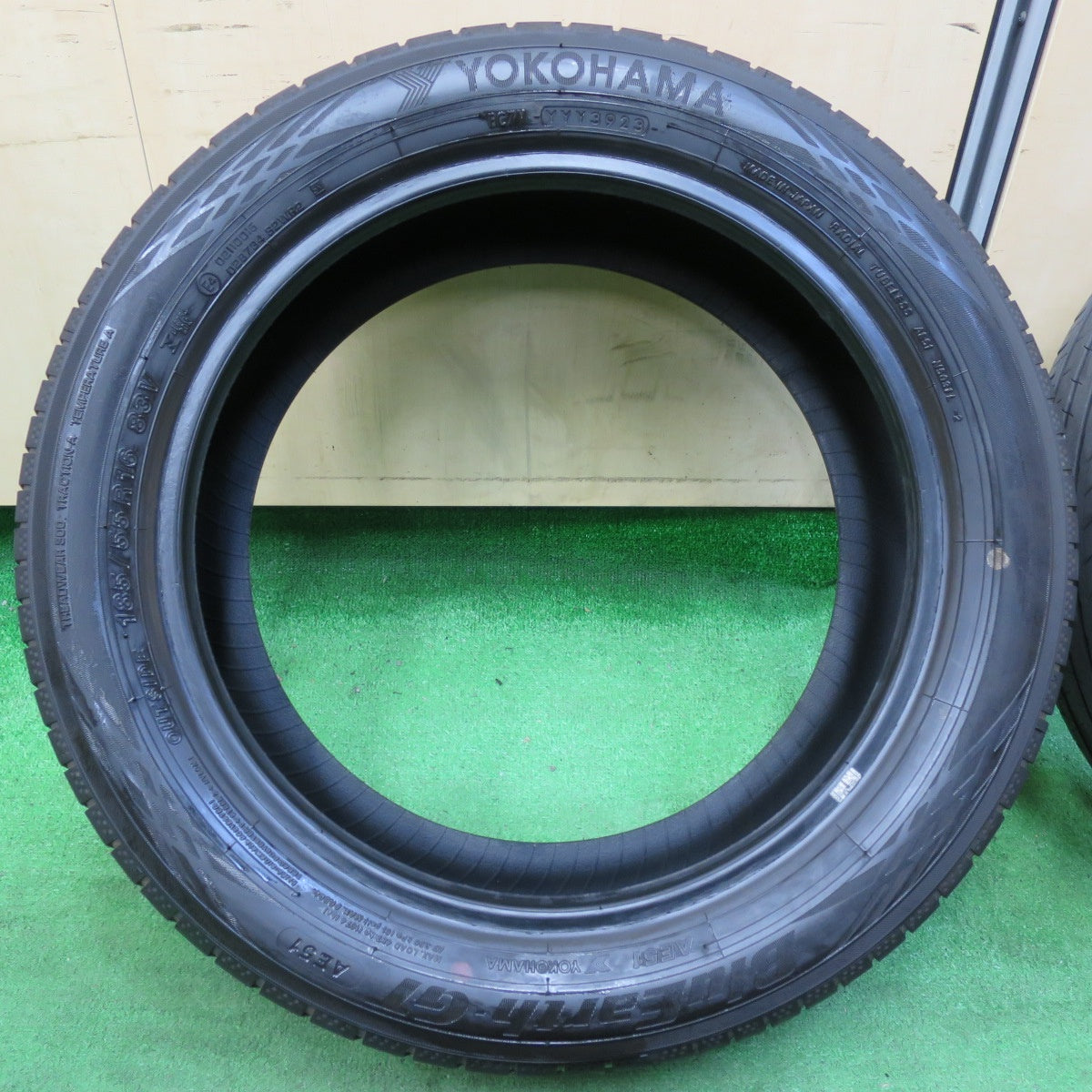 *送料無料* バリ溝！23年！9分★185/55R16 ヨコハマ BluEarth-GT AE51 タイヤ 16インチ ブルーアース ヤリス フィット スイフト 等★4061807イノタ