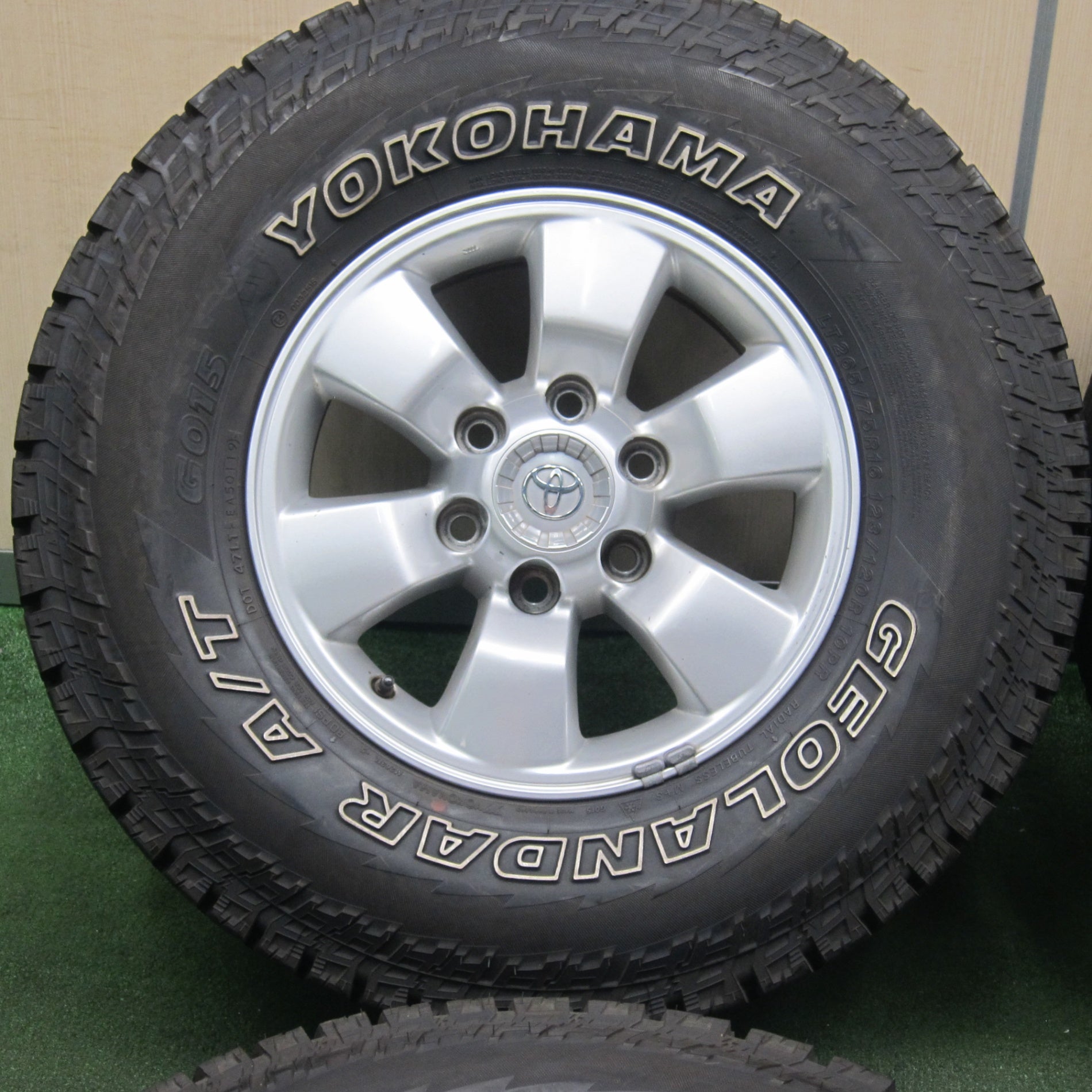 *送料無料* バリ溝！9.5分★トヨタ 215系 ハイラックス サーフ 純正 265/75R16 ヨコハマ ジオランダー A/T G015  ホワイトレター PCD139.7/6H★4041604TNノ