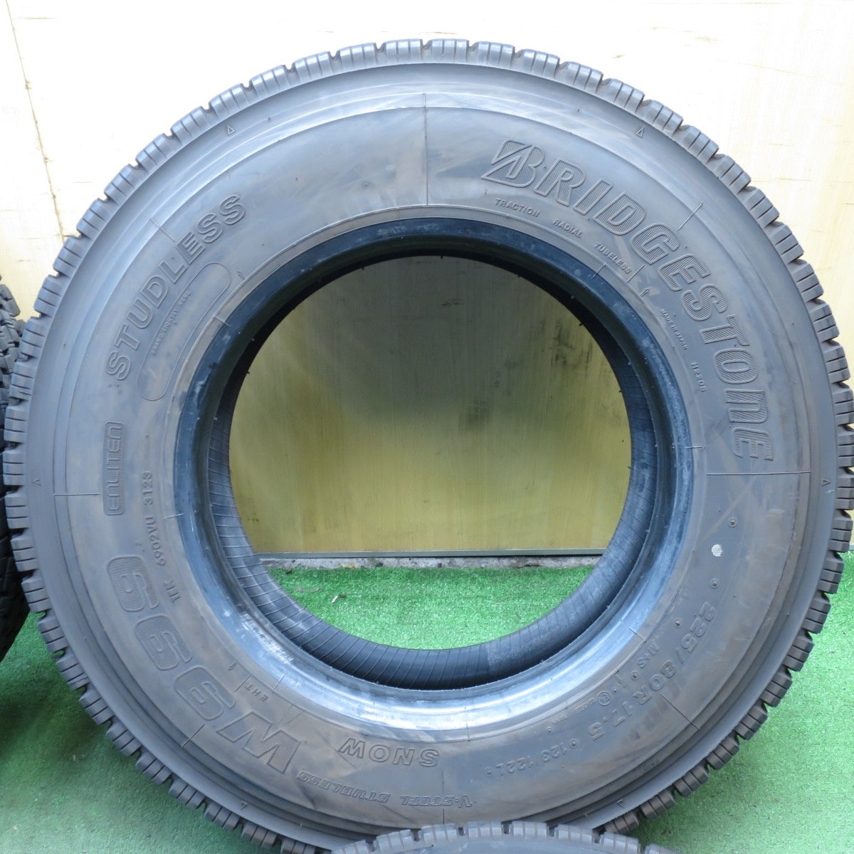 *送料無料* バリ溝！23年！9.5分★トラック タイヤ 225/80R17.5 123/122L スタッドレス ブリヂストン W999 17.5インチ★4032003クスタ