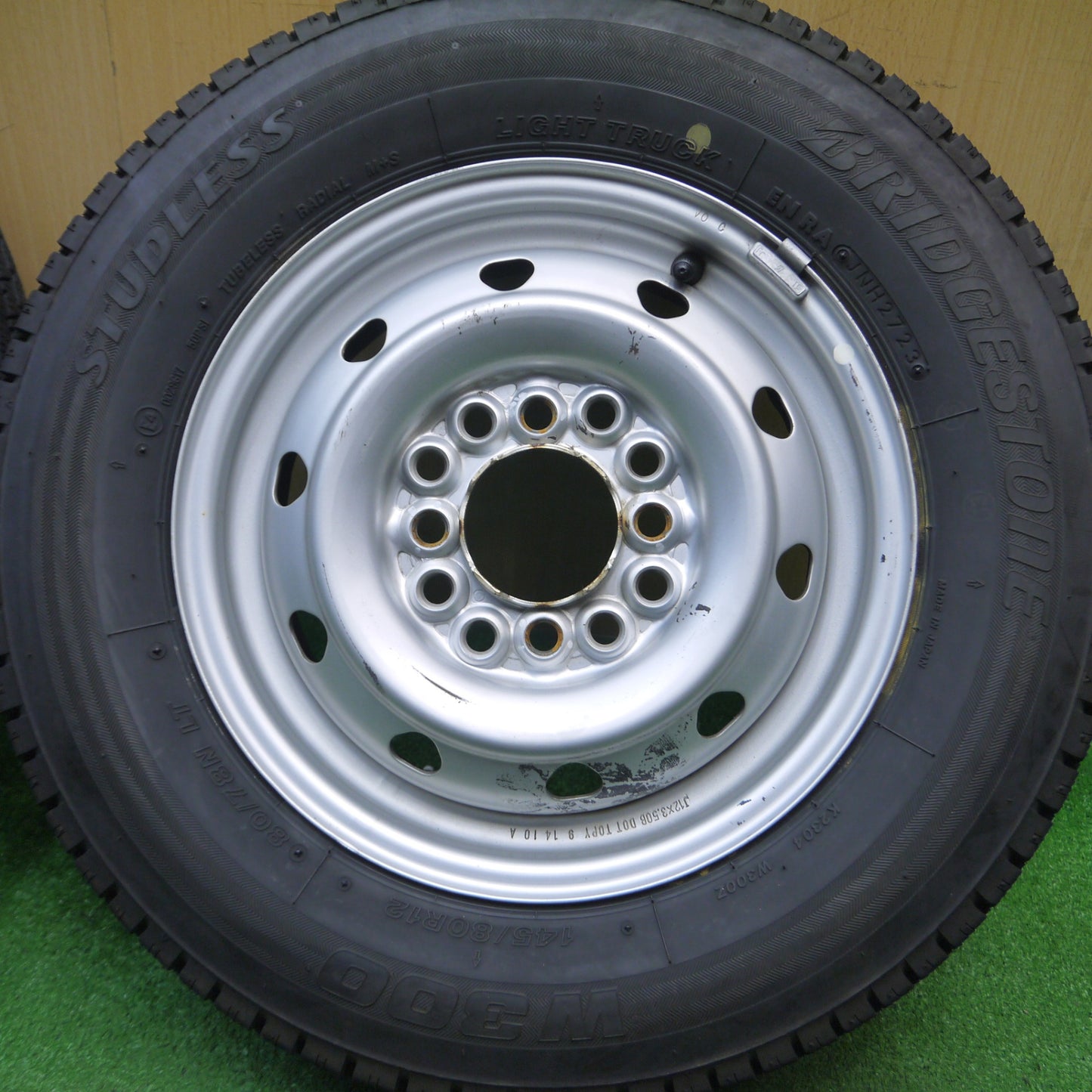 [送料無料] バリ溝！23年！8.5分★スタッドレス 145/80R12 80/78N ブリヂストン W300 スチール 12インチ PCD100 110 114.3/4H マルチ★4121602Hス