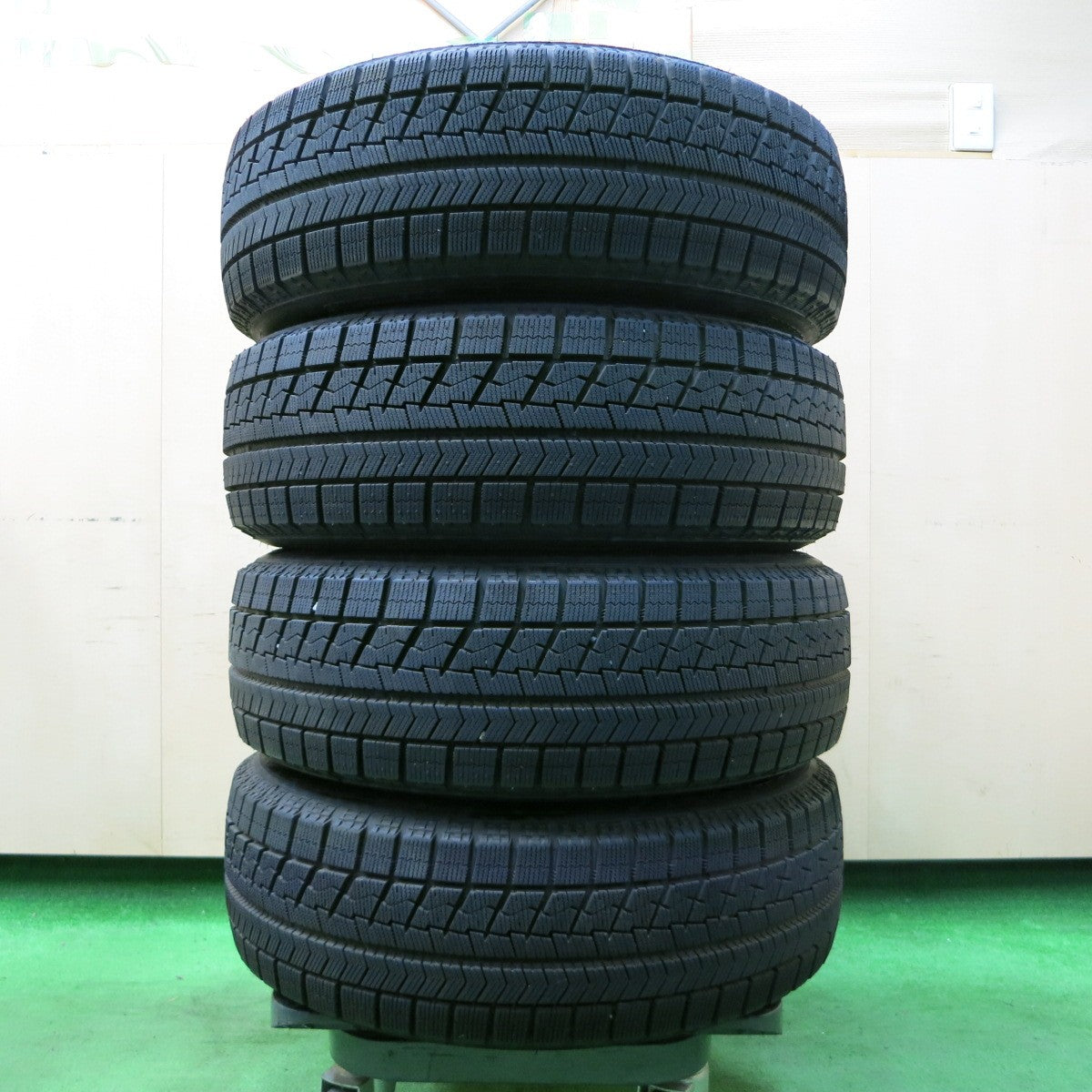 *送料無料* バリ溝！キレイ！9.5分以上★プリウス等 195/65R15 スタッドレス ブリヂストン ブリザック VRX BUSTER ROG 15インチ PCD100/5H★4051805イス