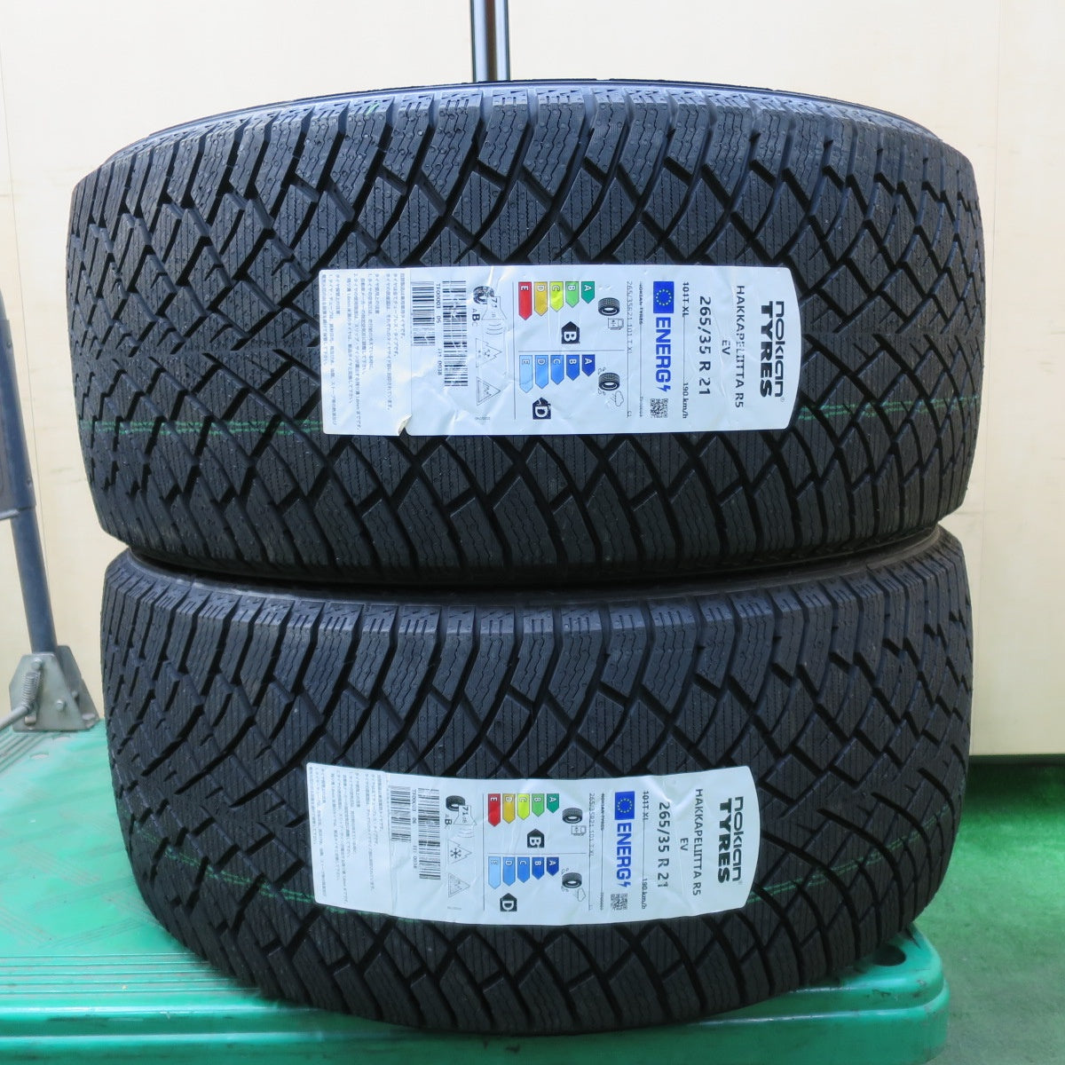 [送料無料] 未使用！22年！2本★スタッドレス 265/35R21 ノキアン ハッカペリッタ R5 EV タイヤ 21インチ アウディ ベンツ等★5012902イスタ