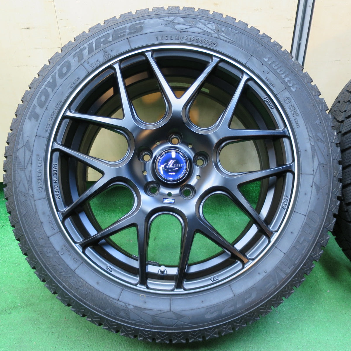 *送料無料* バリ溝！22年！キレイ！ほぼ10分★スタッドレス LEONIS NAVIA06 215/55R17 トーヨー オブザーブ GIZ2 AMF レオニス ナヴィア PCD114.3/5H★4060801イス