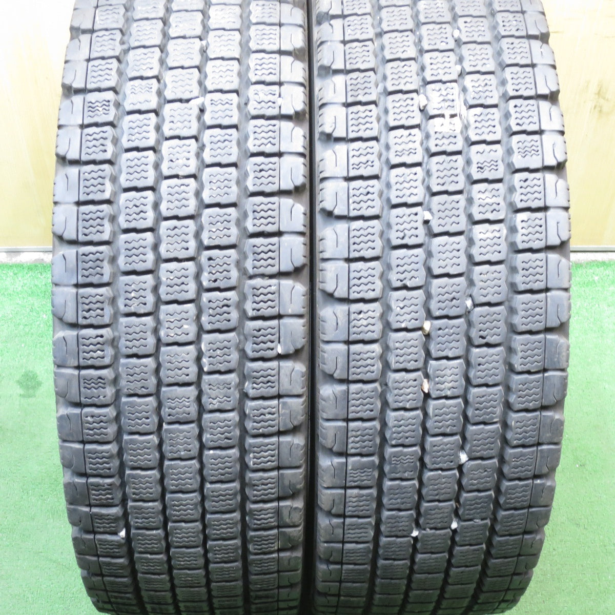 *送料無料* バリ溝！20年！8.5分★トラック タイヤ 245/70R19.5 136/134J スタッドレス ブリヂストン W910 19.5インチ★4052901クスタ