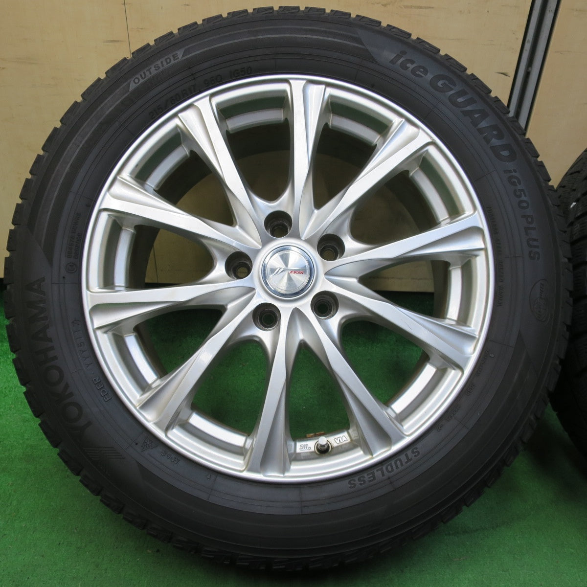 *送料無料* バリ溝！8.5分★スタッドレス 215/60R17 ヨコハマ アイスガード iG50 プラス JOKER ジョーカー 17インチ PCD114.3/5H★4080604イス