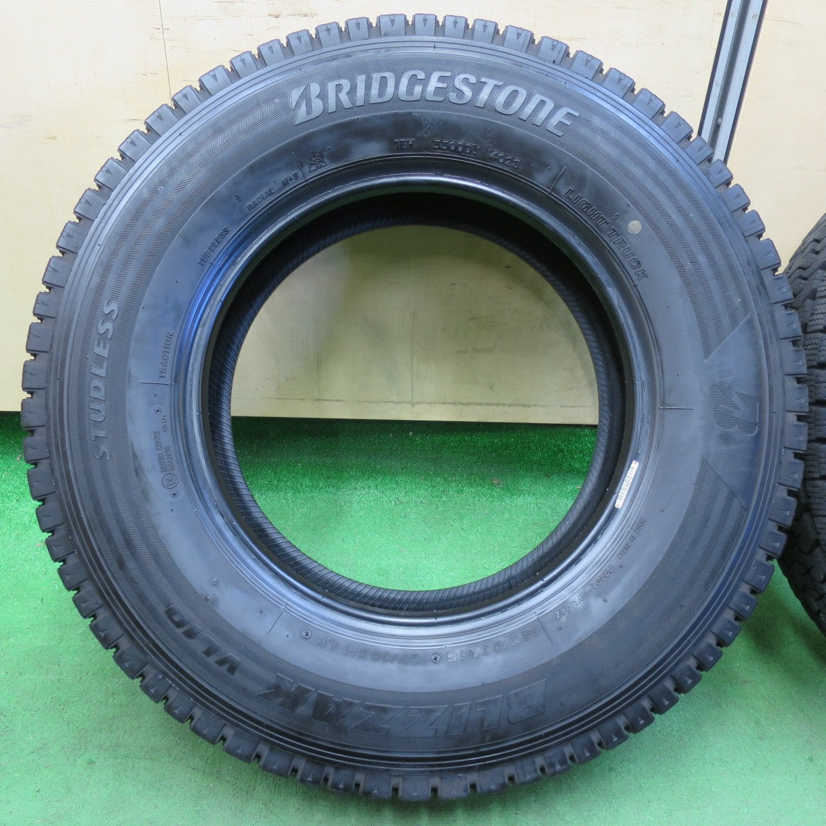 [送料無料] バリ溝！23年！9.5分★スタッドレス 195/80R15 107/105N ブリヂストン ブリザック VL10 タイヤ 15インチ ハイエース キャラバン 等★4110805イスタ