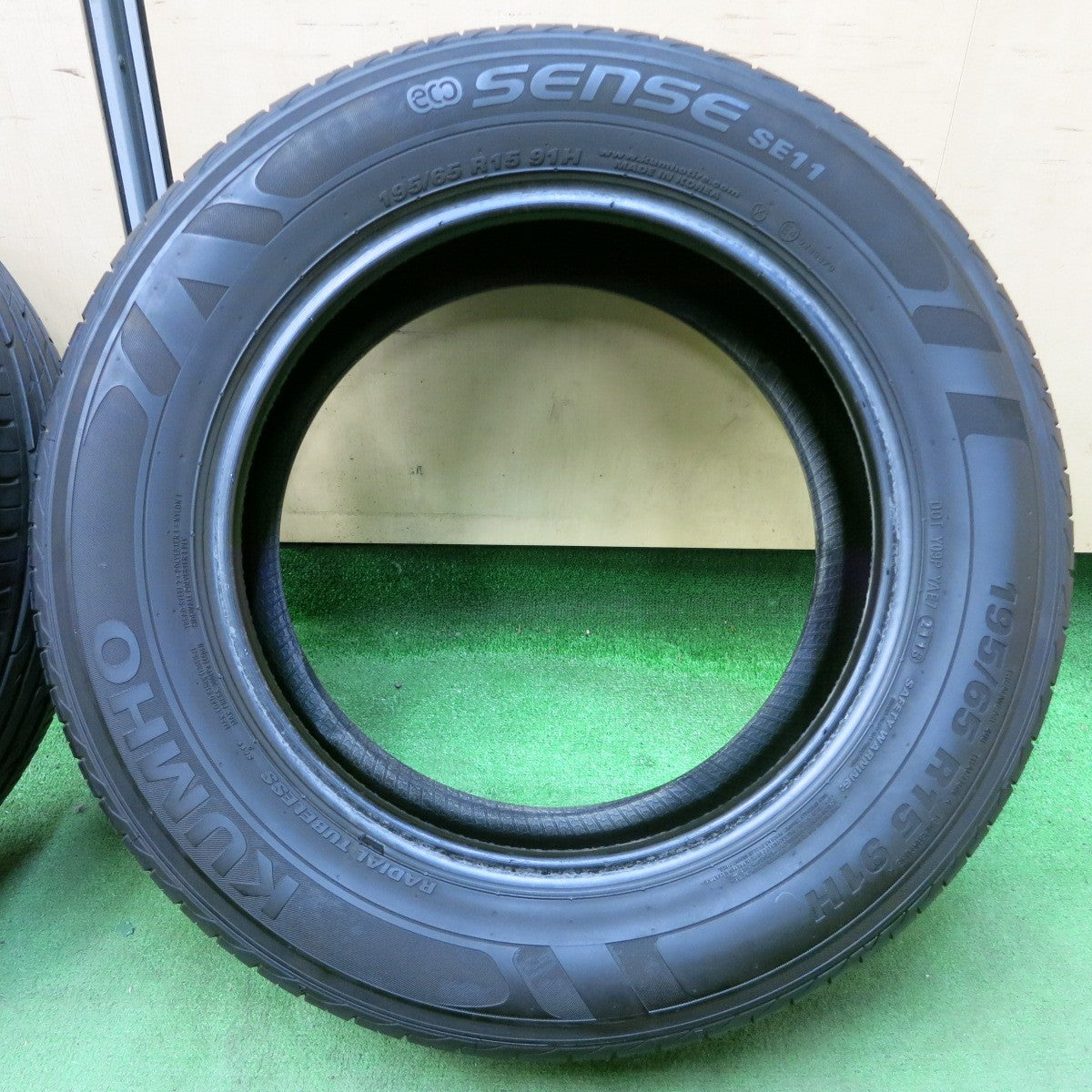 [送料無料] バリ溝！9分★195/65R15 クムホ エコセンス SE11 ECO SENSE タイヤ 15インチ エスクァイア ノア ヴォクシー セレナ 等★4123003イノタ