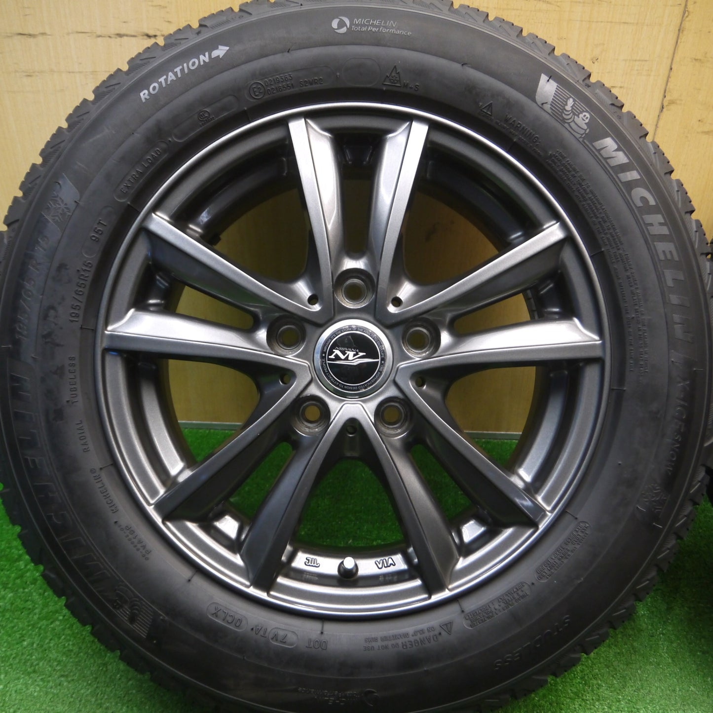 [送料無料] バリ溝！21年！キレイ！9分★スタッドレス 195/65R15 ミシュラン X-ICE SNOW NIRVANA NV ニルバーナ ニルヴァーナ 15インチ PCD114.3/5H★5012105Hス