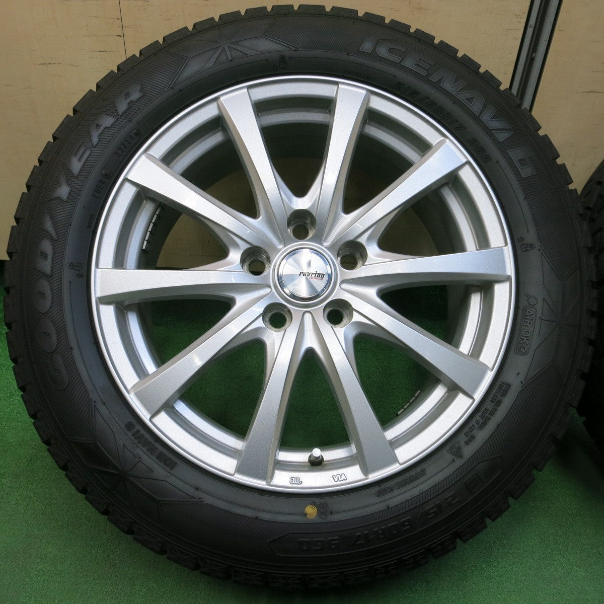 *送料無料* バリ溝！キレイ！9.5分以上★スタッドレス 215/60R17 グッドイヤー アイスナビ6 ravrion RS01 ラブリオン 17インチ PCD114.3/5H★4041907イス