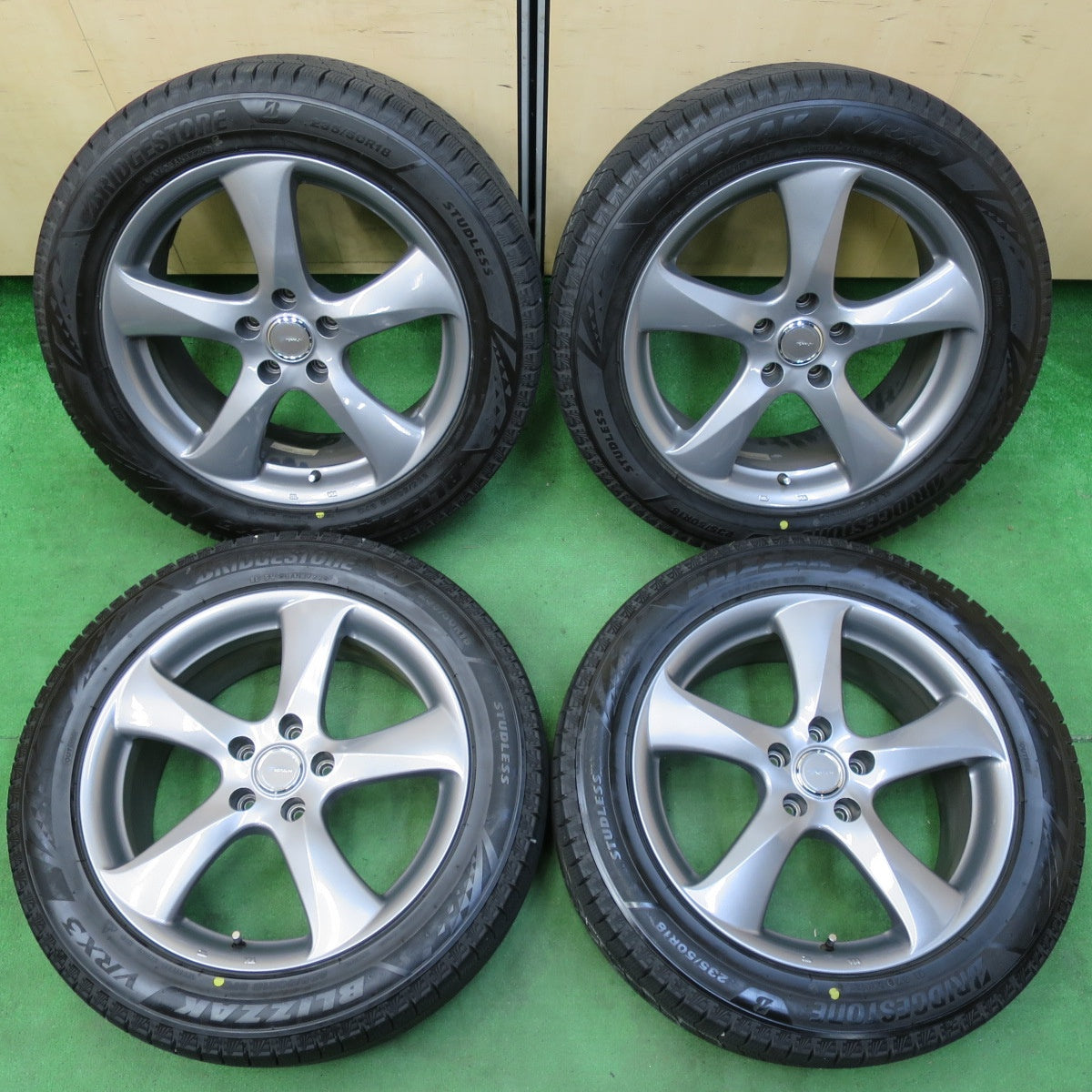 *送料無料* バリ溝！22年！キレイ！9.5分★スタッドレス 235/50R18 ブリヂストン ブリザック VRX3 TOPRUN トップラン 18インチ PCD114.3/5H★4080601イス