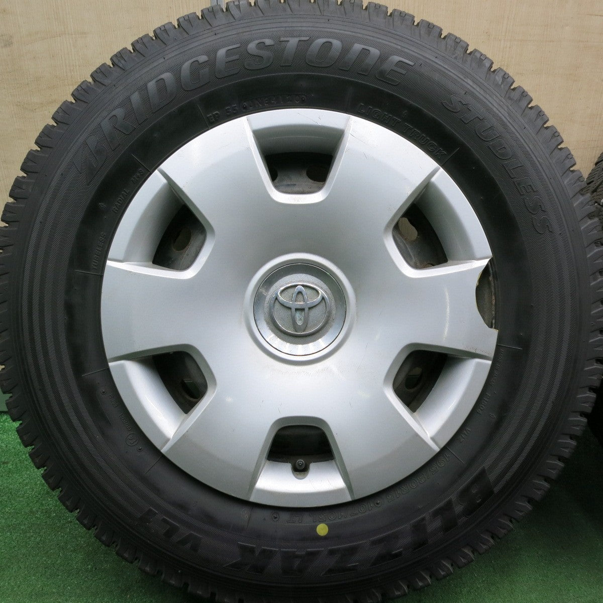 *送料無料* バリ溝！20年！9.5分★トヨタ 200系 ハイエース 純正 スチール 195/80R15 スタッドレス ブリヂストン ブリザック VL1 PCD139.7/6H★4070506HAス