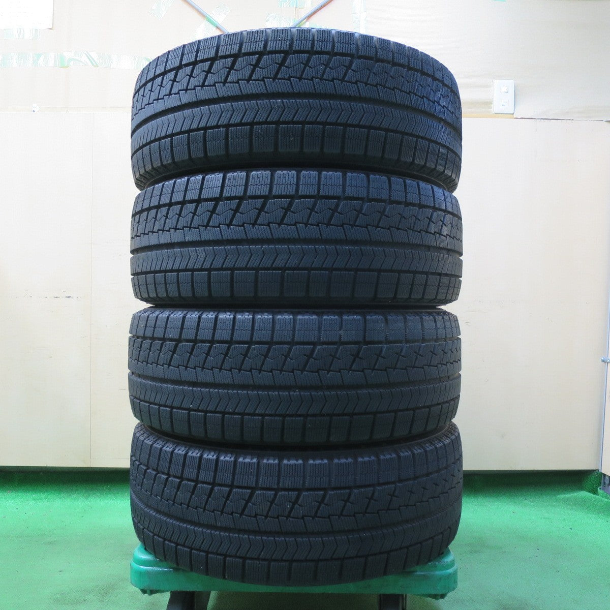 *送料無料* バリ溝！9.5分以上★スタッドレス 215/55R17 ブリヂストン ブリザック VRX Fang ファング 17インチ PCD114.3/5H★4090503イス