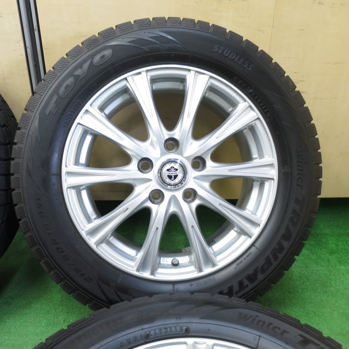 *送料無料* バリ溝！キレイ！9.5分★スタッドレス 215/60R16 トーヨー ウインタートランパス MK4α JOKER ジョーカー 16インチ PCD114.3/5H★4042206KMス