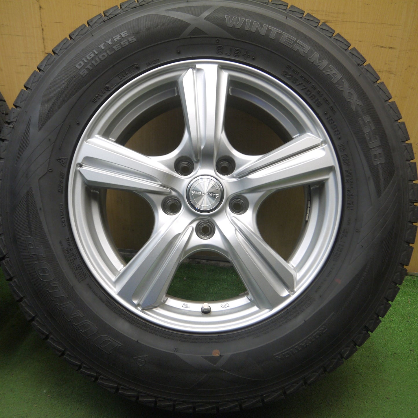 *送料無料* バリ溝！22年！綺麗！9分★スタッドレス 225/70R16 ダンロップ ウインターマックス SJ8 VIOLENTO ヴィオレント PCD114.3/5H★4062109Hス