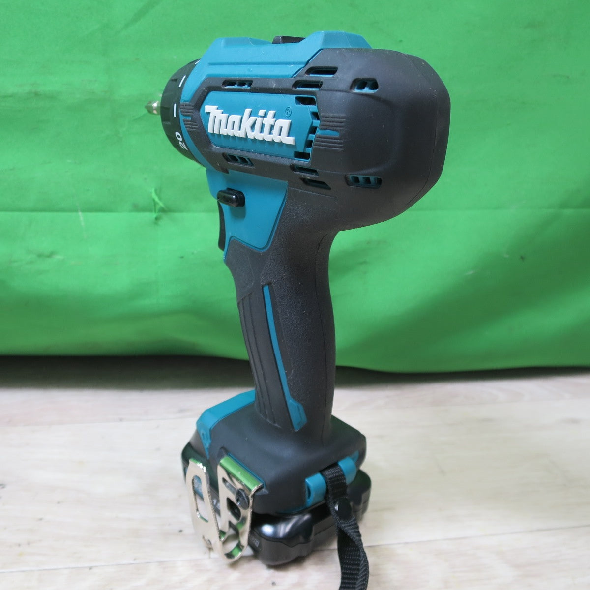 [送料無料] キレイ!バッテリー2個☆マキタ 充電式 ドライバ ドリル 10.8V DF033DSHX 充電器 ケース付き 電動 工具☆