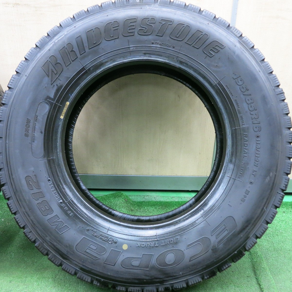 *送料無料* バリ溝！20年！8.5分★トラック タイヤ 195/85R16 114/112N ブリヂストン エコピア M812 ミックス オールシーズン 16インチ★4071416HAノタ