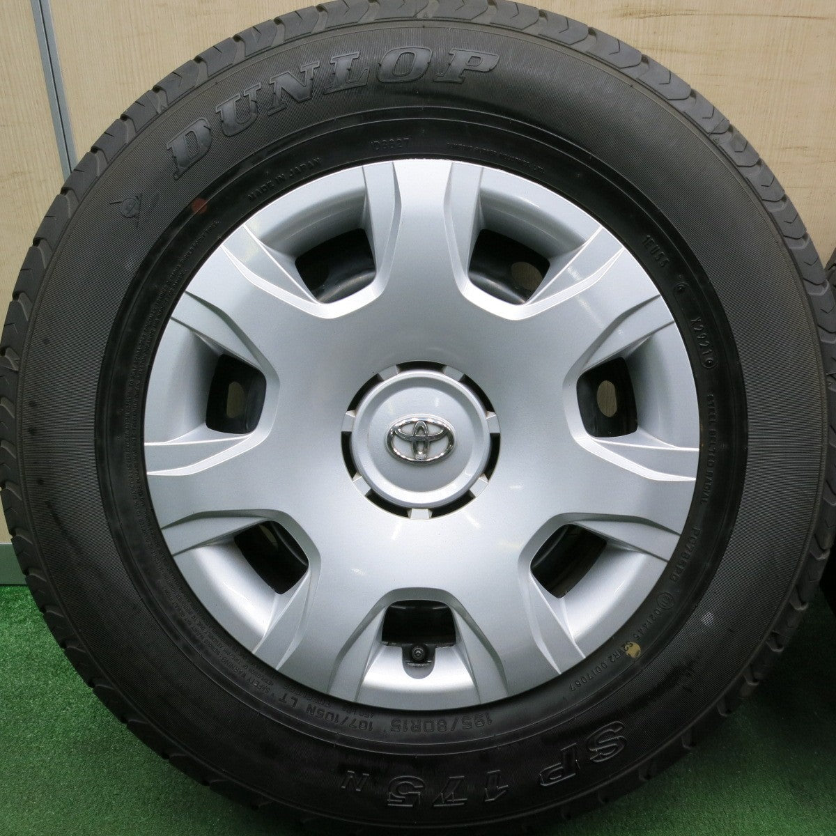 *送料無料* バリ溝！21年！キレイ！9.5分★トヨタ 200系 ハイエース 純正 スチール 195/80R15 ダンロップ SP175N 15インチ PCD139.7/6H★4042904HAノ