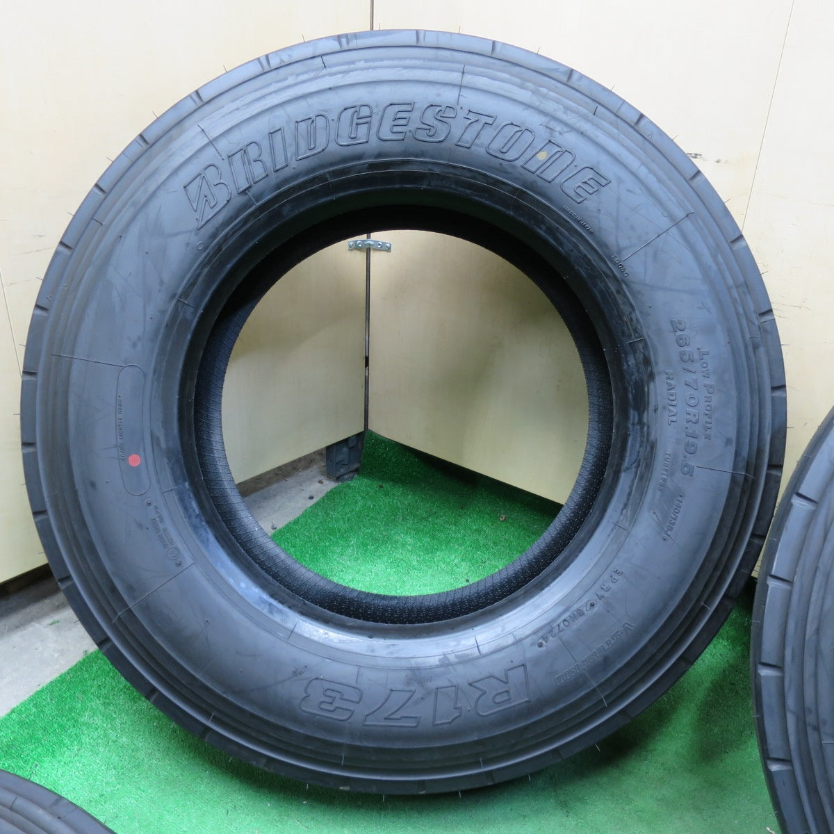 *送料無料* 新車外し！24年★トラック タイヤ 265/70R19.5 140/138J ブリヂストン R173 19.5インチ★4062406イノタ