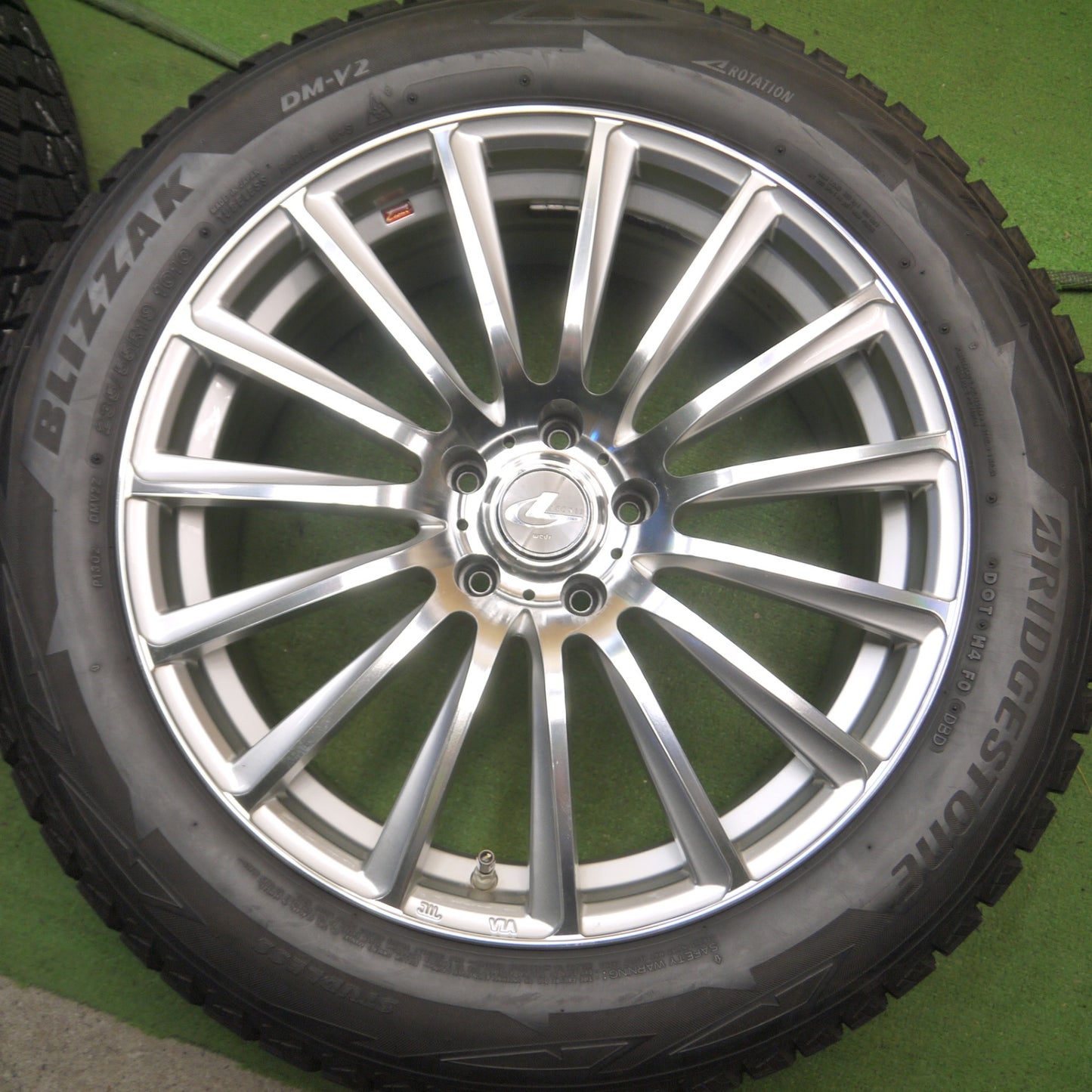 *送料無料* バリ溝！9分★スタッドレス LEONIS FW 235/55R19 ブリヂストン ブリザック DM-V2 レオニス 19インチ PCD114.3/5H★4070305Hス