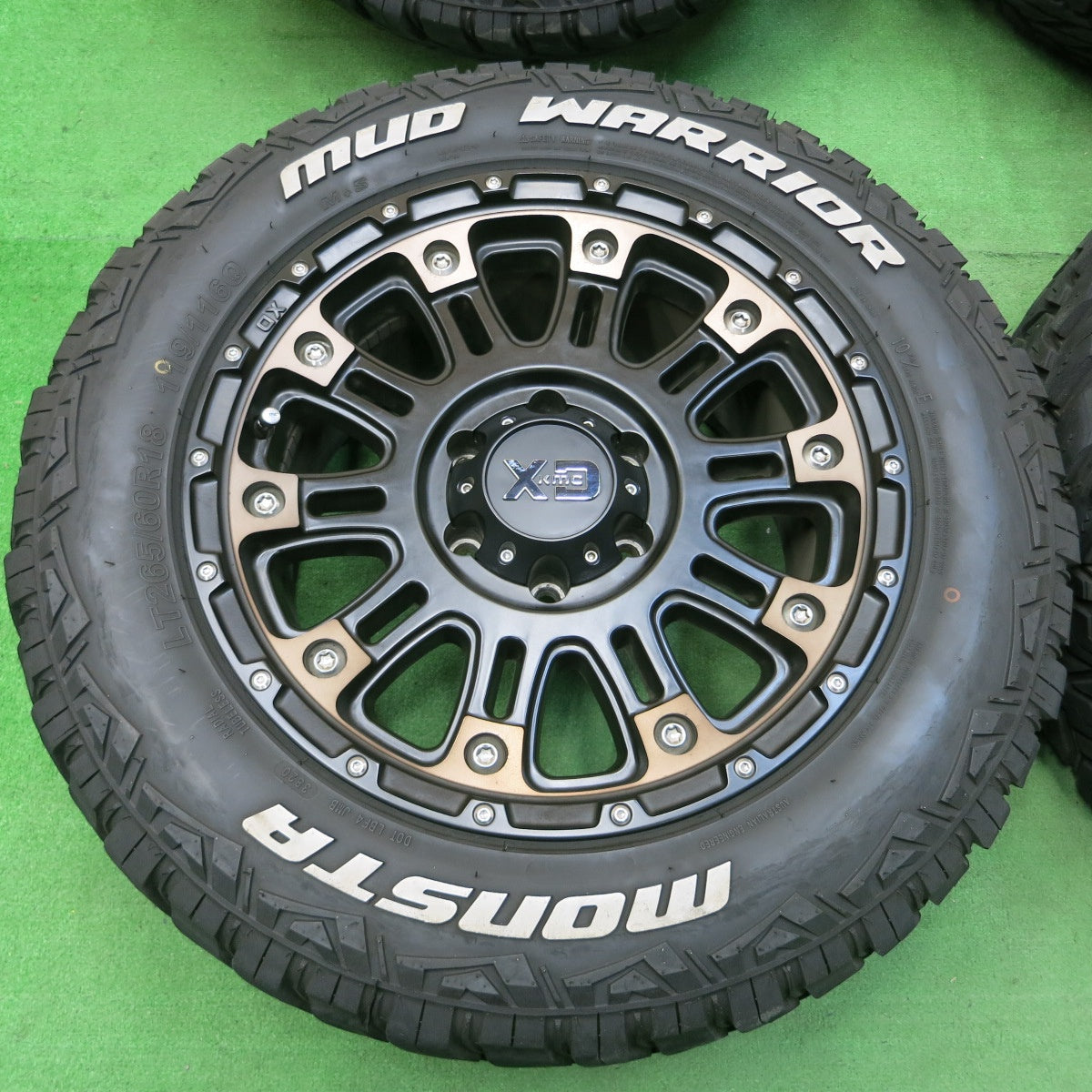 *送料無料* バリ溝！20年！キレイ！9.5分★XD KMC 265/60R18 119/116Q モンスタ MUD WARRIOR ホワイトレター PCD139.7/6H★4031706IMノ