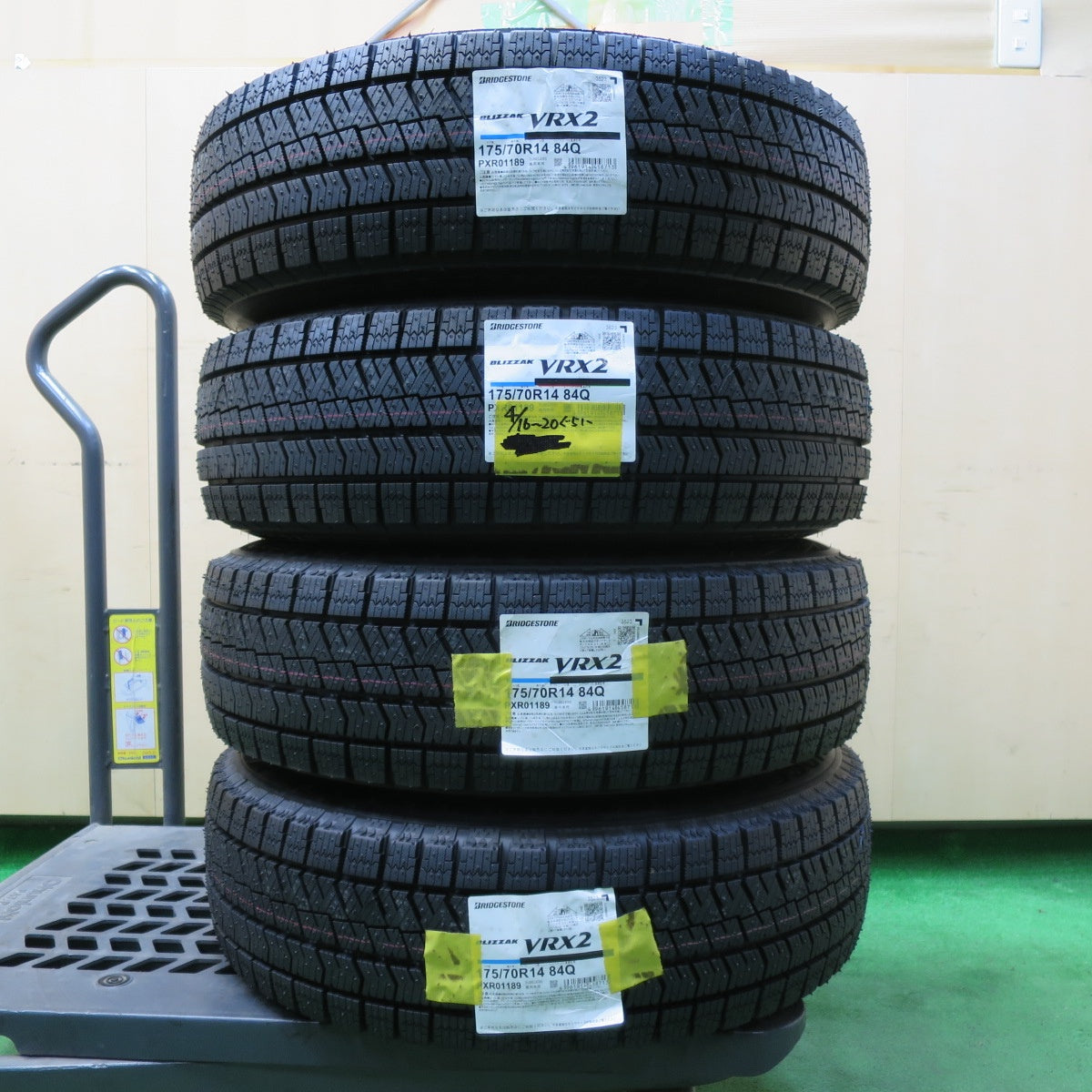 *送料無料* 未使用！23年★スタッドレス 175/70R14 ブリヂストン ブリザック VRX2 TOPRUN トップラン 14インチ PCD100/4H★4082708イス