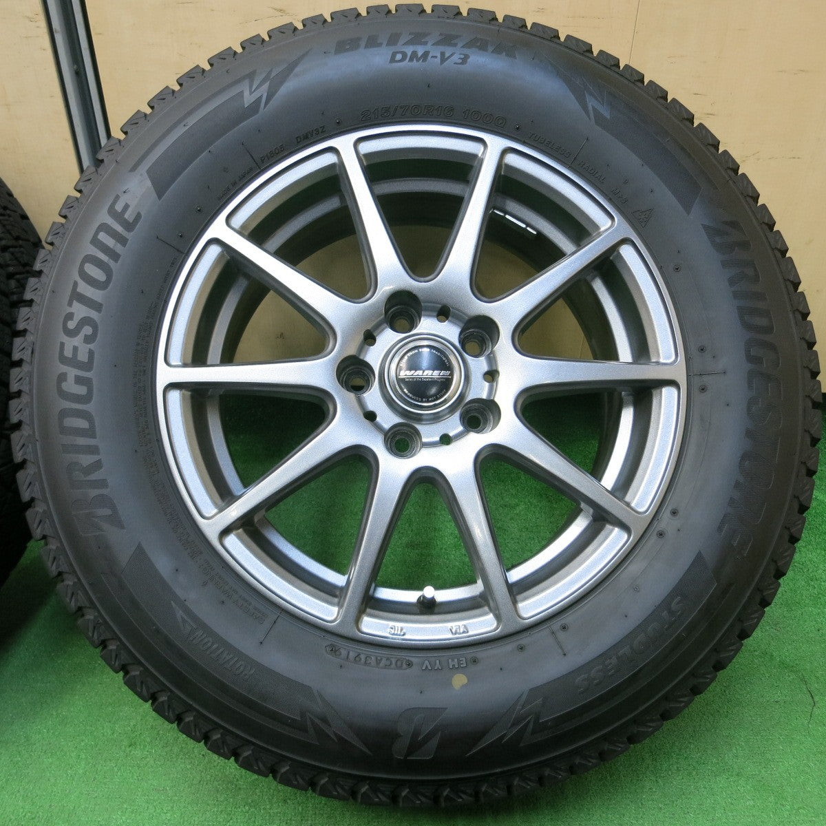 *送料無料* バリ溝！キレイ！9.5分★スタッドレス 215/70R16 ブリヂストン ブリザック DM-V3 WAREN ヴァーレン 16インチ PCD114.3/5H★4042920イス