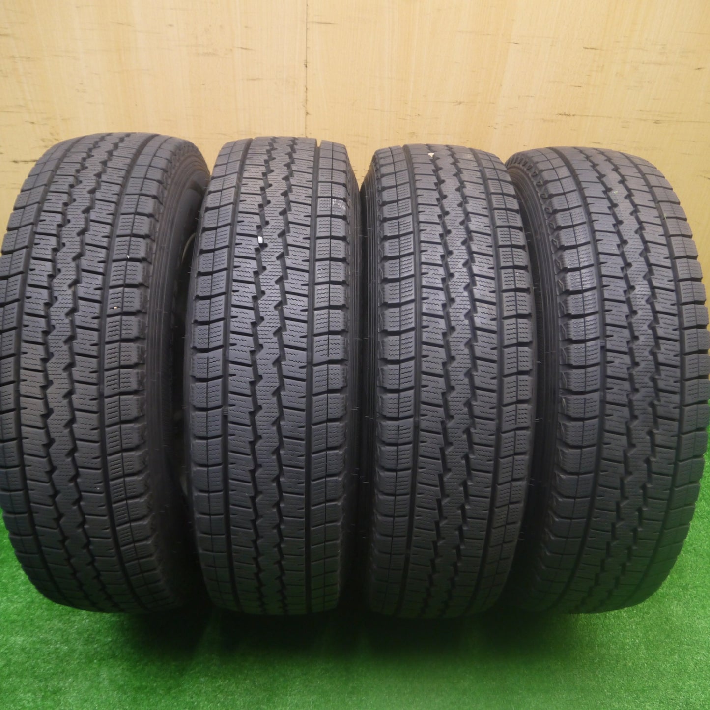 *送料無料* バリ溝！21年！キレイ！9.5分★ハイエース等 195/80R15 スタッドレス ダンロップ ウインターマックス SV01 Granverd グランバード PCD139.7/6H★4081904Hス