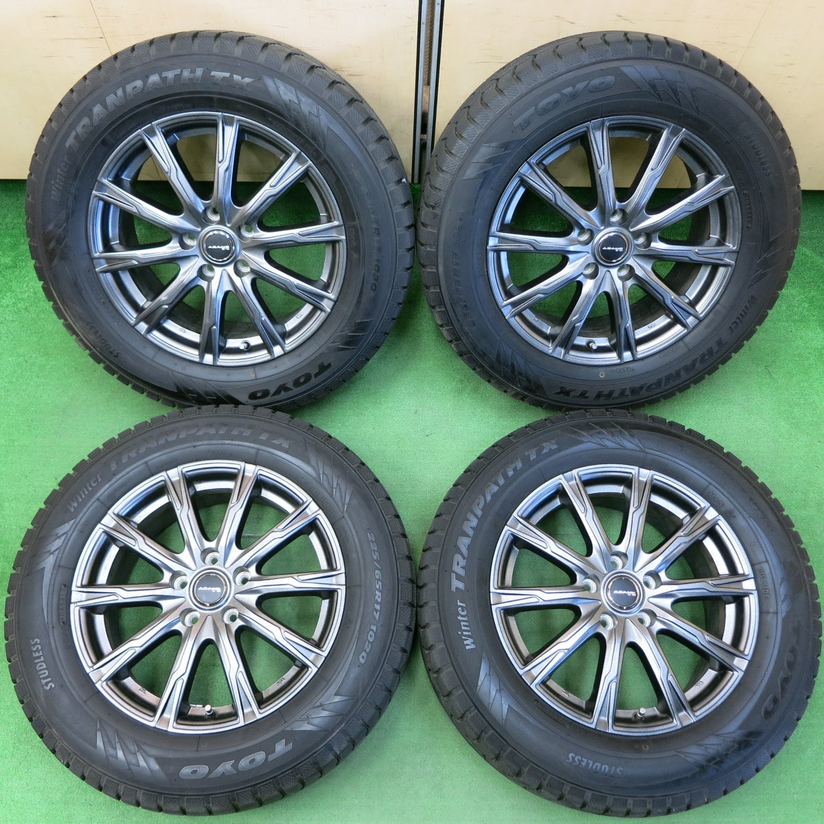 *送料無料* バリ溝！綺麗！9.5分★スタッドレス 225/65R17 トーヨー ウインター トランパス TX AZANE E-10 アザーネ PCD114.3/5H★4050302イス