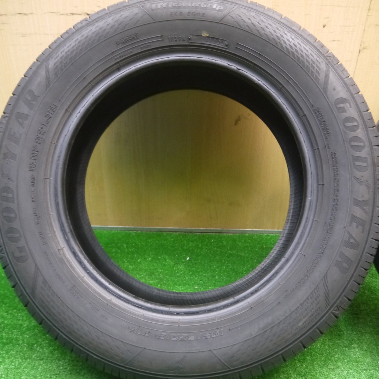 *送料無料* バリ溝！22年！9.5分★195/65R15 グッドイヤー EfficientGrip ECO EG02 タイヤ 15インチ プリウス ノア ヴォクシー 等★4091303Hノタ