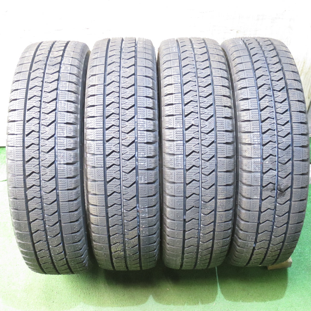 *送料無料* 未使用！23年★トラック タイヤ 205/70R16 111/109N スタッドレス ブリヂストン ブリザック W989 16インチ★4052405クスタ