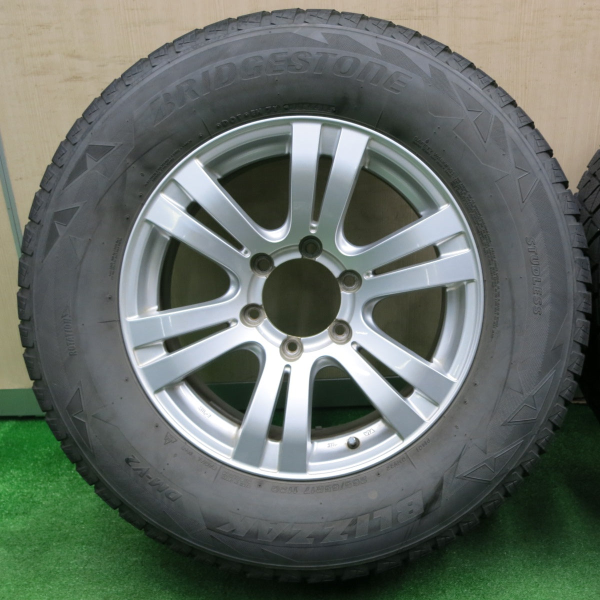 [送料無料] キレイ★プラド等 265/65R17 スタッドレス ブリヂストン ブリザック DM-V2 MANARAY マナレイ 17インチ PCD139.7/6H★4102905NJス