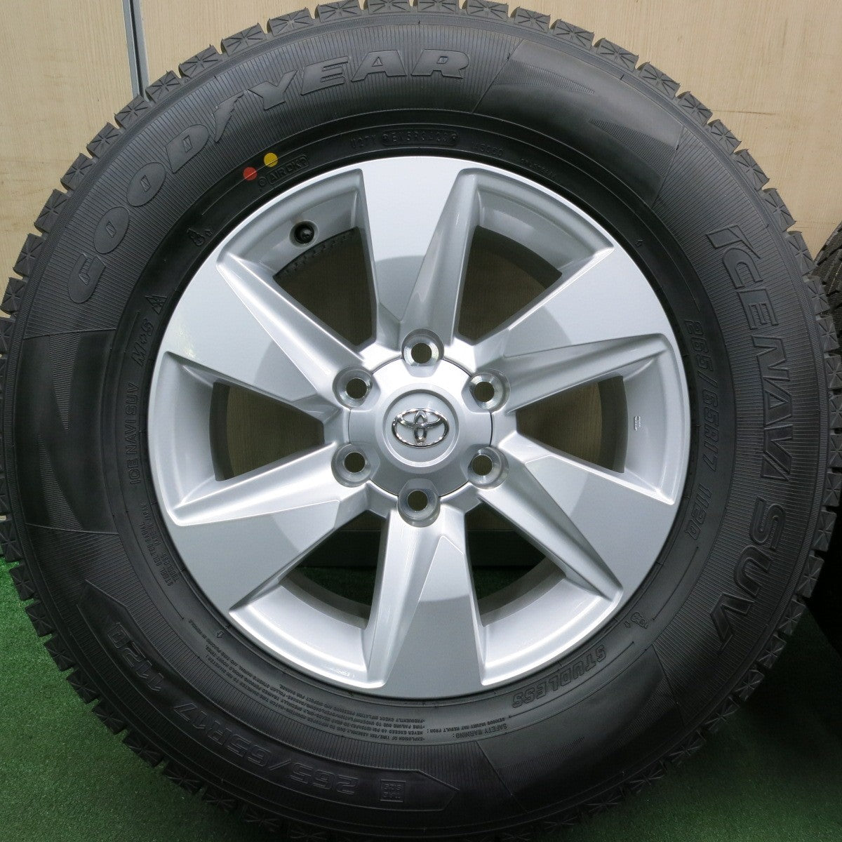 *送料無料* 未使用！23年★トヨタ 150系 ランクル プラド 後期 純正 265/65R17 スタッドレス グッドイヤー アイスナビ SUV PCD139.7/6H★4051502HAス