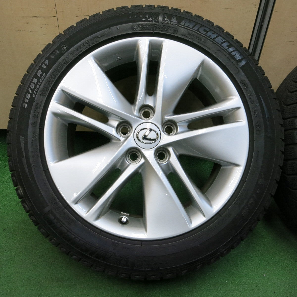 *送料無料* キレイ★レクサス HS250h 純正 215/55R17 スタッドレス ミシュラン X-ICE XI2 17インチ  PCD114.3/5H★4052401イス