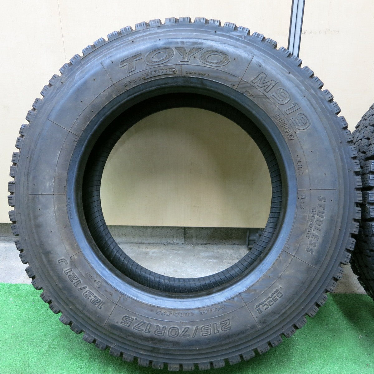 *送料無料* バリ溝！20年！9分★トラック タイヤ 215/70R17.5 123/121J スタッドレス トーヨー M919  17.5インチ★4060703ナスタ