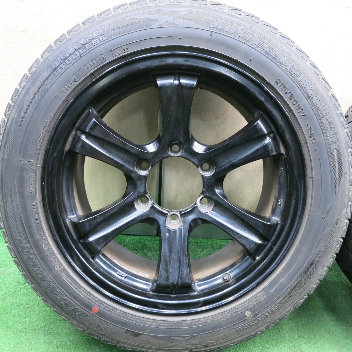 *送料無料* バリ溝！8.5分★KEELER 215/60R17 スタッドレス ダンロップ ウインターマックス SJ8 キーラー 17インチ PCD139.7/6H★4053004HAス