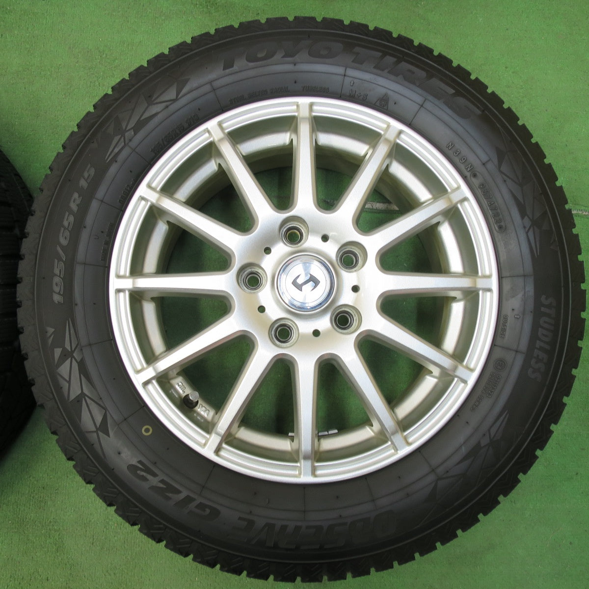 [送料無料] バリ溝！22年！キレイ！9分★スタッドレス 195/65R15 トーヨー オブザーブ GIZ2 weds ウェッズ 15インチ PCD114.3/5H★4121204イス