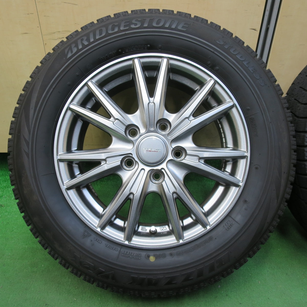 [送料無料] バリ溝！キレイ！9分★スタッドレス 195/65R15 ブリヂストン ブリザック VRX VELVA KEVIN ヴェルヴァ 15インチ PCD114.3/5H★4103110イス