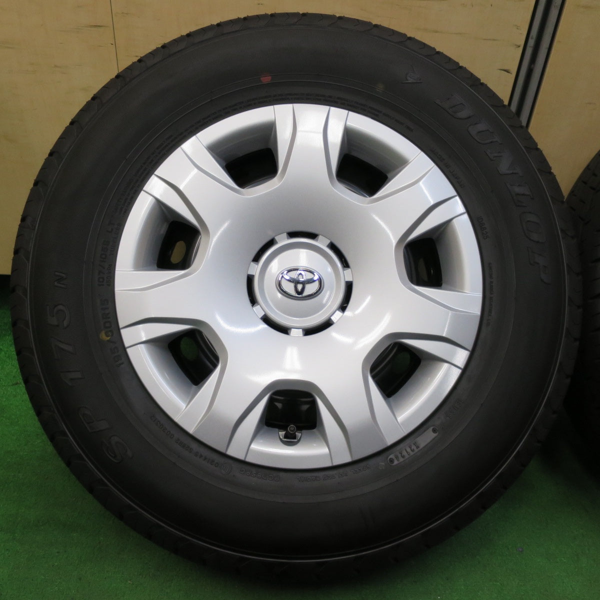 *送料無料* 新車外し！24年★トヨタ 200系 ハイエース 純正 スチール 195/80R15 107/105S ダンロップ SP175N 15インチ PCD139.7/6H★4072002イノ