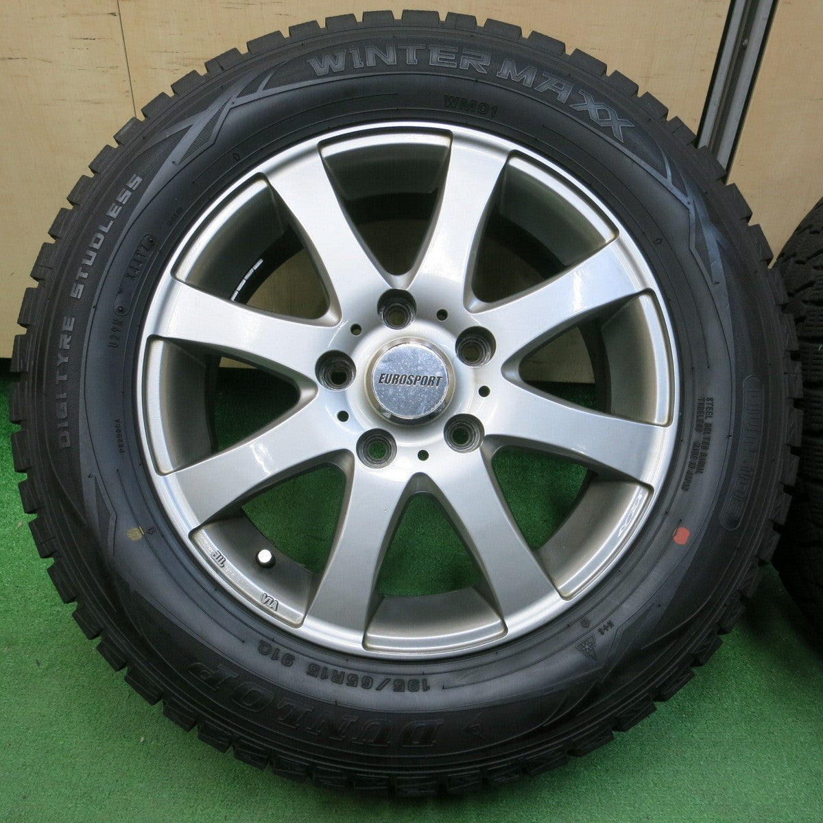 *送料無料* バリ溝！9.5分★スタッドレス 195/65R15 ダンロップ ウインターマックス WM01 EUROSPORT ユーロスポーツ PCD114.3/5H★4041902イス