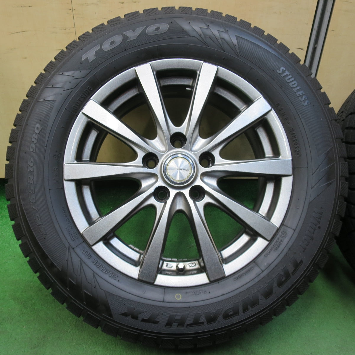 [送料無料] バリ溝！22年！キレイ！9.5分以上★スタッドレス 215/65R16 トーヨー ウインター トランパス TX GRASS グラス 16インチ PCD114.3/5H★4121206イス