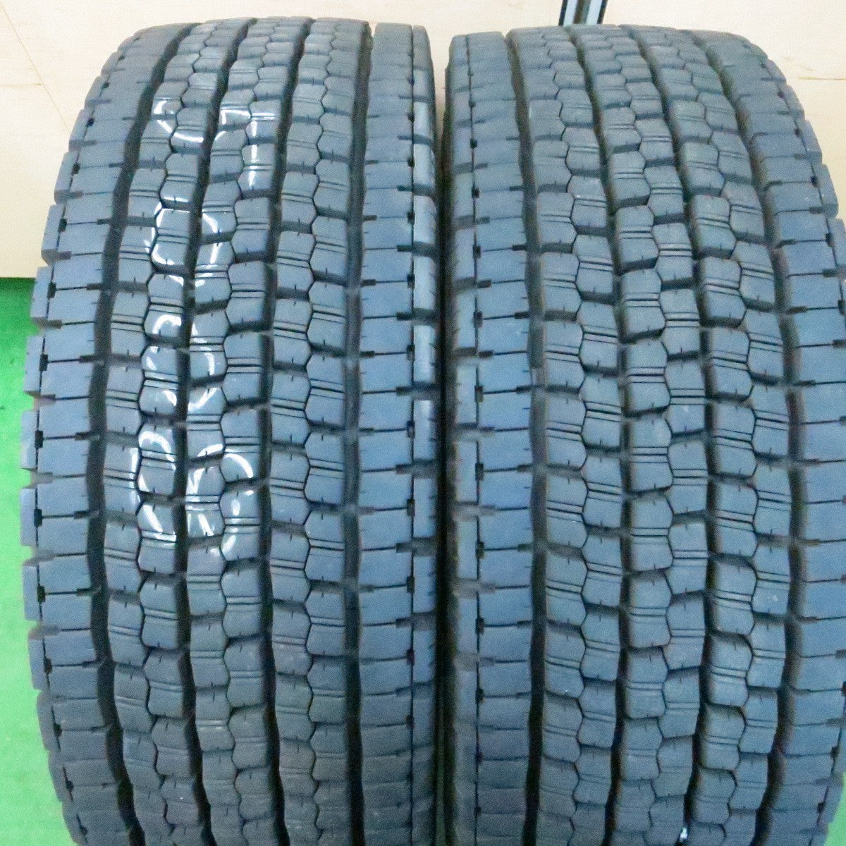 *送料無料* バリ溝！23年！9.5分★トラック タイヤ 245/70R19.5 136/134J スタッドレス ブリヂストン W999 19.5インチ★4050413ナス