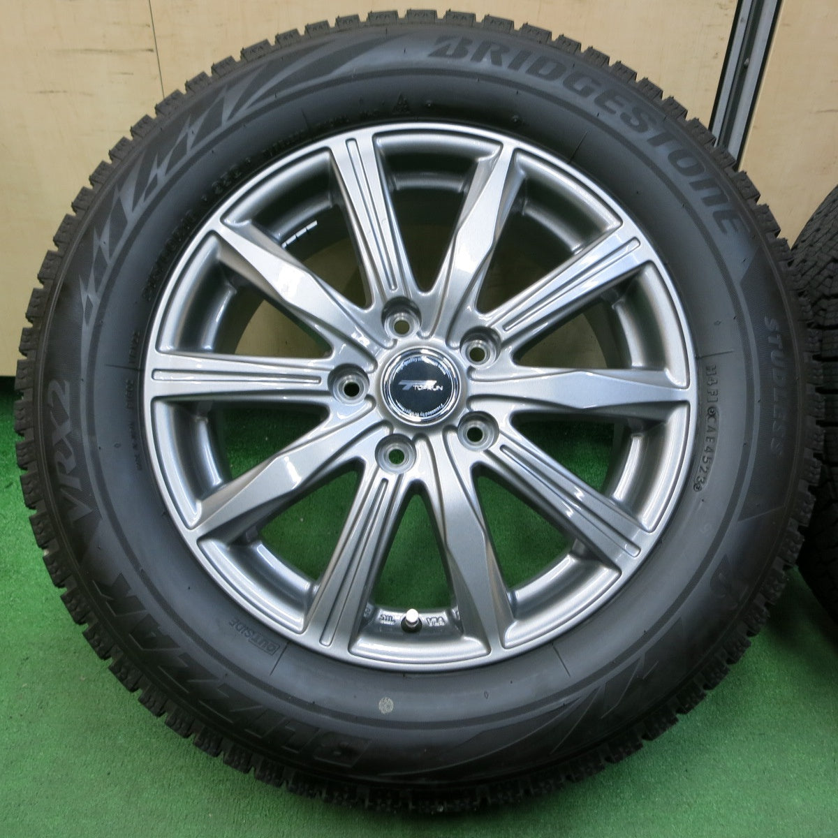 *送料無料* バリ溝！23年！キレイ！ほぼ10分★スタッドレス 215/60R16 ブリヂストン ブリザック VRX2 TOPRUN トップラン 16インチ PCD114.3/5H★4050607イス