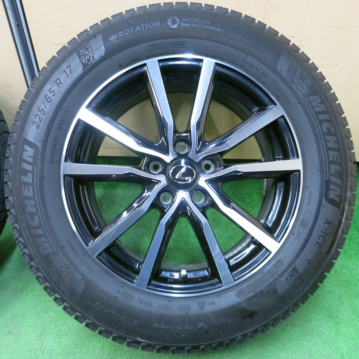 *送料無料* バリ溝！キレイ！8.5分★レクサス等 225/65R17 スタッドレス ミシュラン X-ICE3+ 社外 アルミ 17インチ PCD114.3/5H★4031910イス