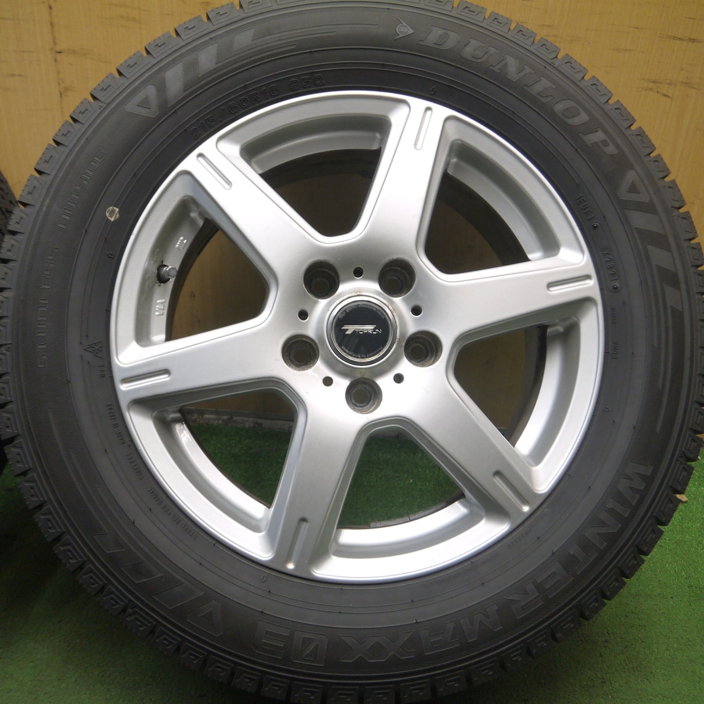 *送料無料* バリ溝！21年！9.5分★スタッドレス 215/60R16 ダンロップ ウインターマックス 03 TOPRUN トップラン 16インチ PCD114.3/5H★4061707Hス