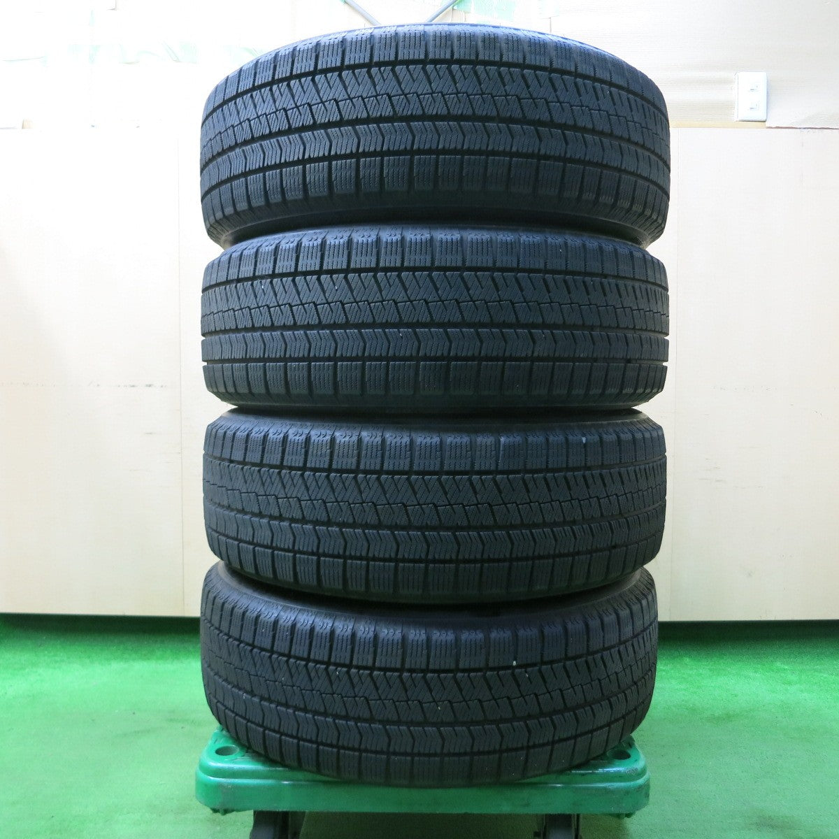 *送料無料* バリ溝！21年！キレイ！8.5分★スタッドレス 215/60R17 ブリヂストン ブリザック VRX2 TOPRUN トップラン 17インチ PCD114.3/5H★4042315イス