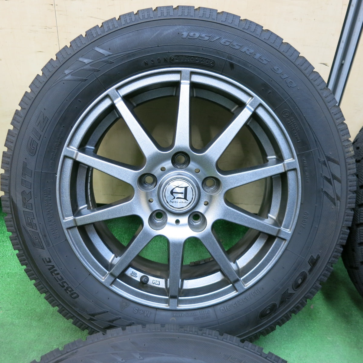 [送料無料] バリ溝！20年！キレイ！9.5分★スタッドレス 195/65R15 トーヨー オブザーブ ガリット GIZ Aphrodite アフロディーテ 15インチ PCD114.3/5H★4121802SYス