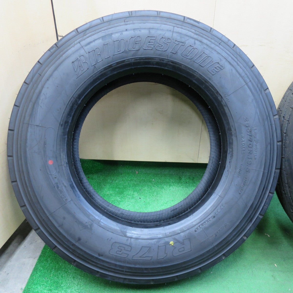 *送料無料* 新車外し！24年★トラック タイヤ 265/70R19.5 140/138J ブリヂストン R173 19.5インチ★4062407イノタ