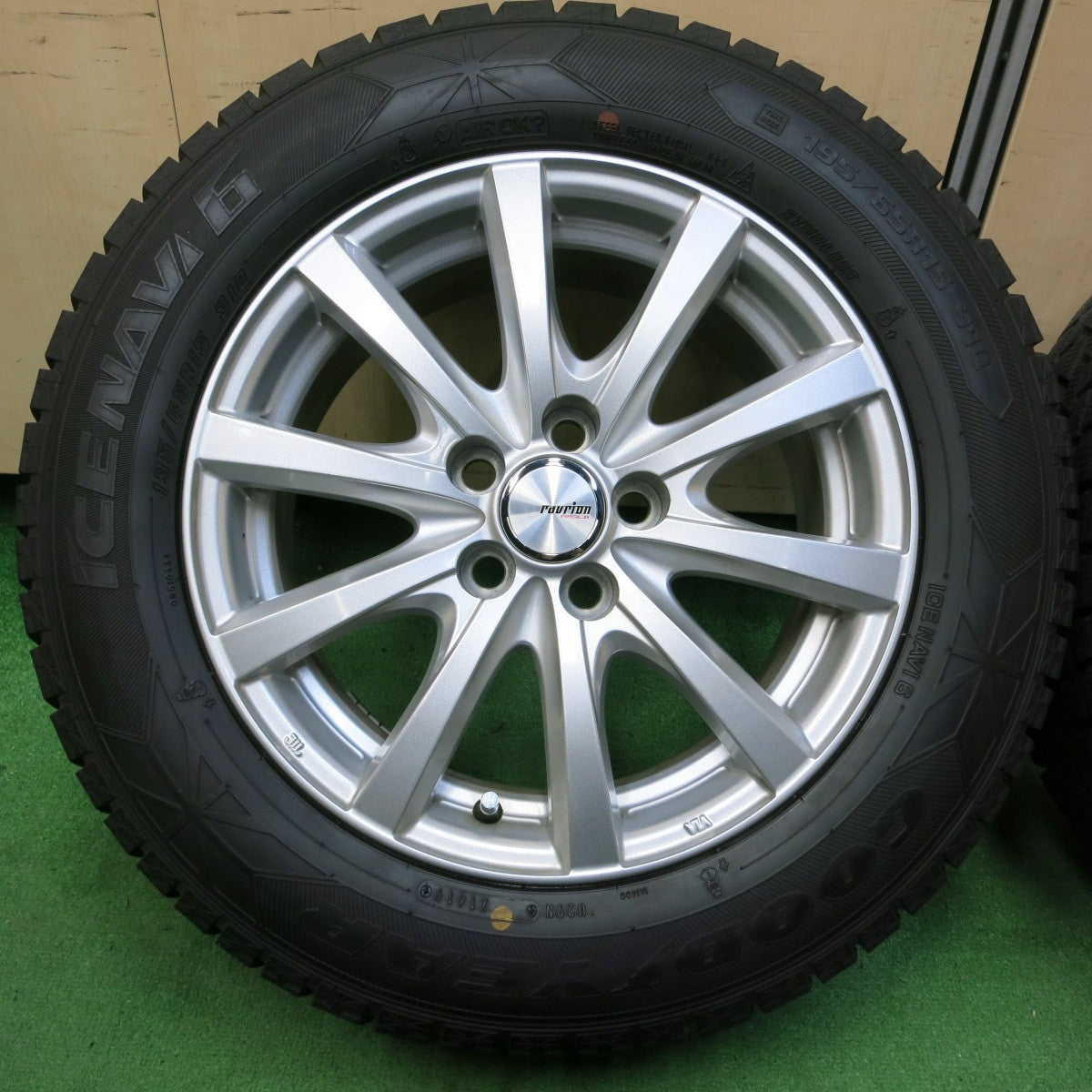 *送料無料* バリ溝！キレイ！9分★プリウス等 195/65R15 スタッドレス グッドイヤー アイスナビ6 ravrion RS01 ラブリオン PCD100/5H★4052804イス