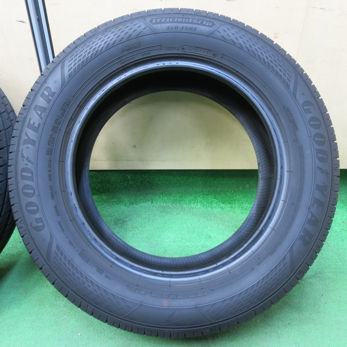 [送料無料] バリ溝！22年！9.5分★195/65R15 グッドイヤー EfficientGrip ECO EG02 タイヤ 15インチ プリウス ヴォクシー ノア 等★4101101イノタ